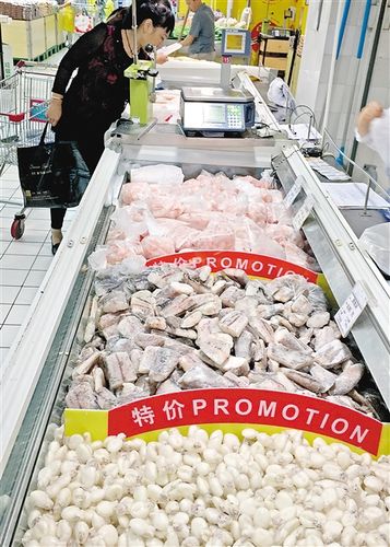 超市內銷售的冰凍水產品 記者 唐浩 攝